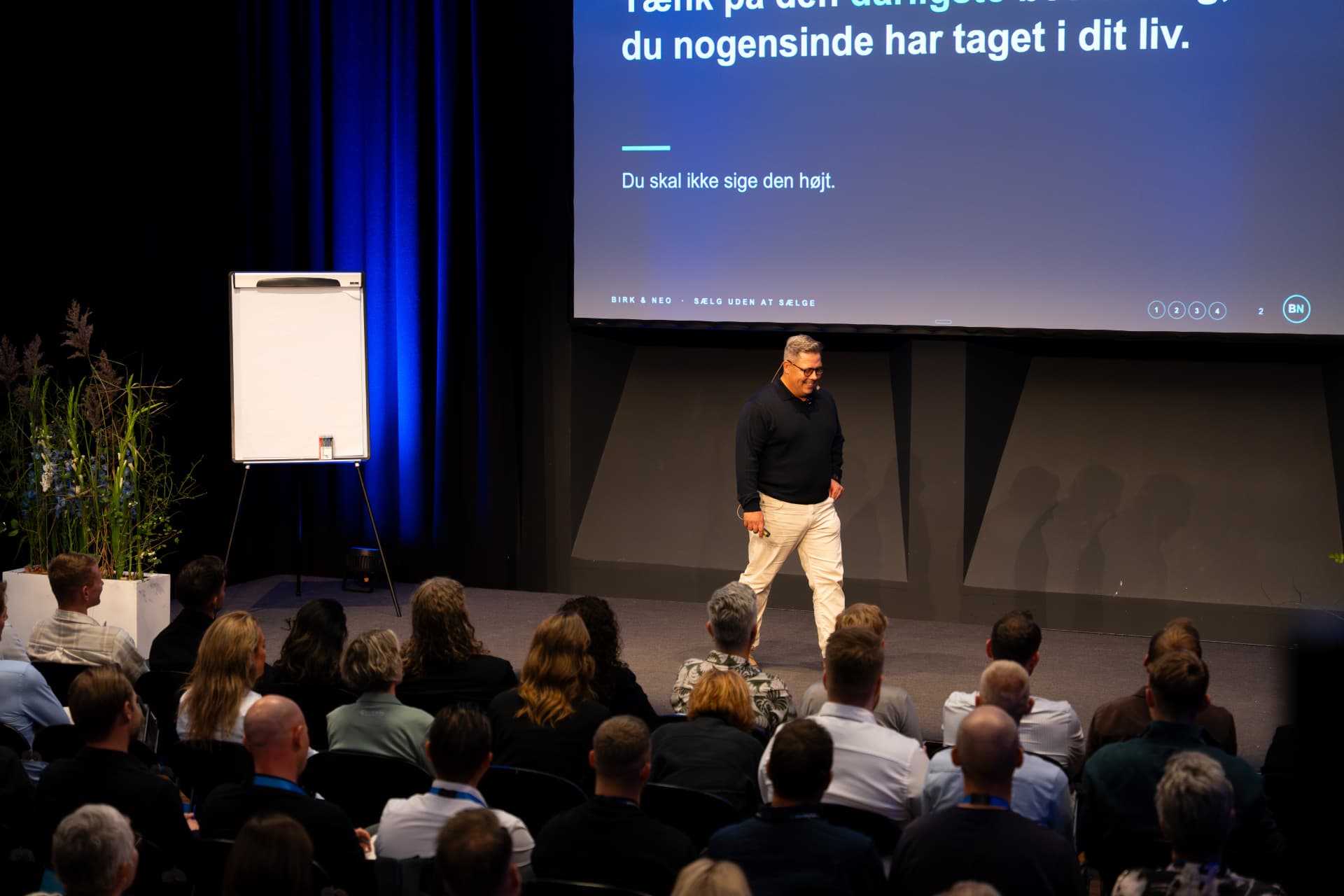 Lasse Birk underviser foran et publikum.